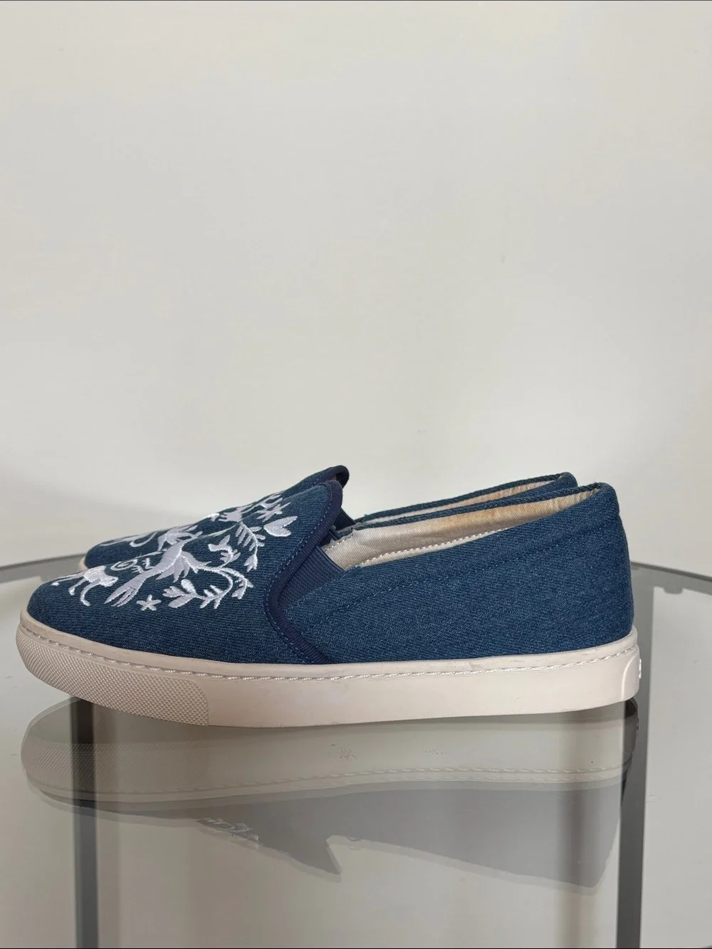 Saludos Women’s Blue Chambray Canvas Embroidered Slip-On Flats Floral Animal Art